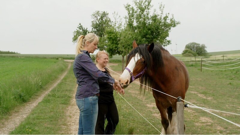 Katja Schnabel (l.) und Melanie – Bild: TVNOW /​ Mina Tv