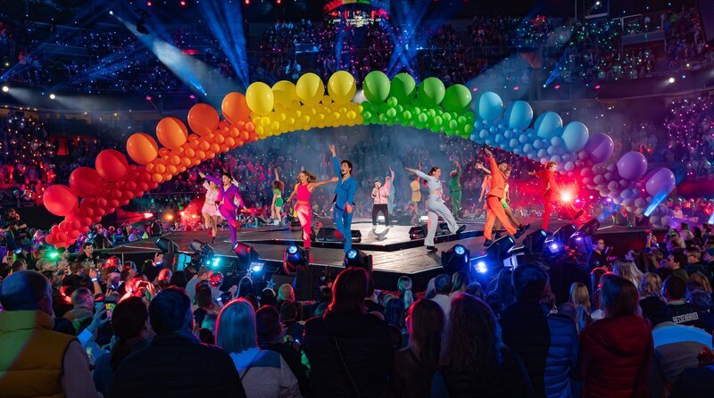 Zum zehnten Mal feiert Florian Silbereisen mit vielen Stars in den Kitzbüheler Alpen! Für das Jubiläum verwandelt er das Stadion in Kitzbühel einmal mehr in ein gigantisches Lichtermeer. Die Eurovisionsshow in Österreich wird zur TV-Open-Air-Show des Jahres! – Bild: ARD/​JürgensTV/​Beckmann