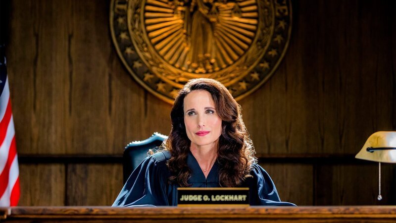 Olivia (Andie MacDowell) muss vor Gericht eine Familienangelegenheit klaeren – Bild: AXN White