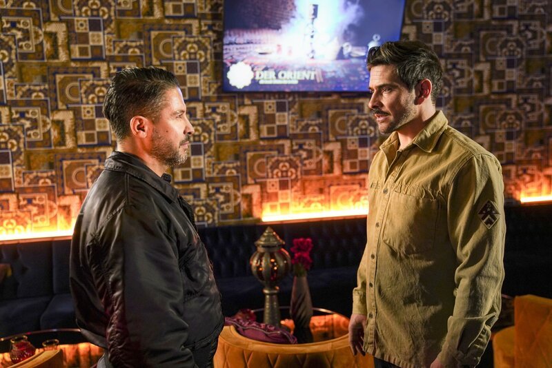 Manuel (Daniel Sellier, r.) ködert Tarek (Haydar Kizay) mit dem Versprechen eines möglichen Coups. – Bild: RTL (DE)