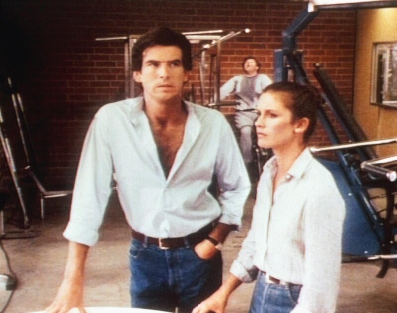 Remington (Pierce Brosnan) und Laura (Stephanie Zimbalist) mischen sich als Hobby-Baseballspieler in ein Team, um einen Mord aufzuklären. – Bild: RTL NITRO