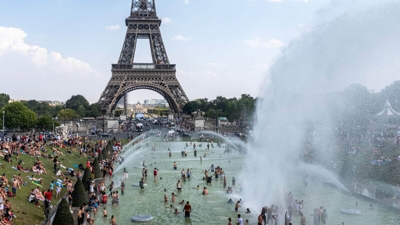 Weltweit werden neue Hitzerekorde aufgestellt. Woher rühren immer extremere Hitzeperioden? Am 25. Juli 2019 wurde in Paris ein neuer Hitzerekord von 42.6°C aufgestellt. Viele Einwohner und Touristen suchten daher Abkühlung im Trocadéro Brunnen nahe des Eiffel Turms. – Bild: RTL /​ Samuel Boivin /​ NurPhoto /​ Getty Images
