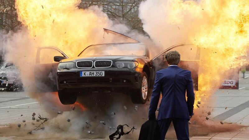 Als sein Wagen von einem Sprengsatz zerrissen wird, kann sich der Oberbürgermeister-Kandidat Martin Dorn nur knapp in Sicherheit bringen … – Bild: MG RTL D /​ Guido Engels