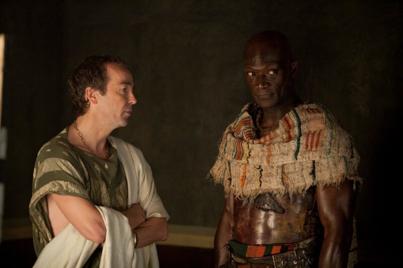 Planen ein Riesenevent: Batiatus (John Hannah, l.) und Drago (Peter Mensah, r.) wollen zum Fest der Vulkanalien Capua ein Geschenk machen: 20 Gladiatoren sollen gegeneinander antreten. – Bild: Starz Entertainment, LLC