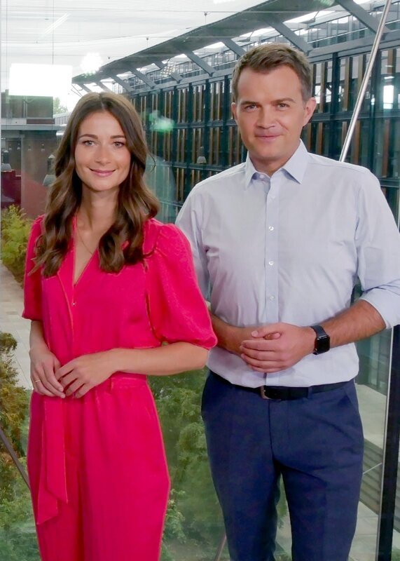 Christopher Wittich und Jasmin Gebele moderieren „ntv Trendbarometer“. – Bild: RTL /​ Mirco Schweizer