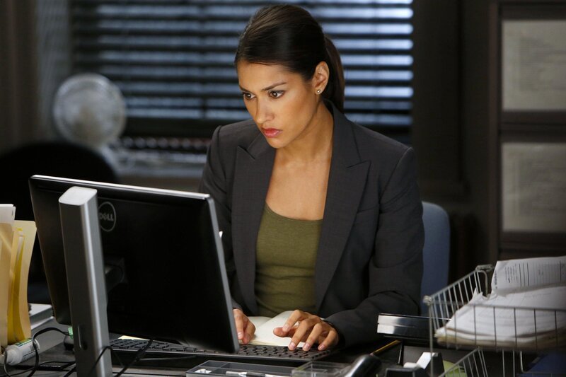 Hilft Laura vom Revier aus, einen neuen Mordfall zu lösen: Detective Meredith Bose (Janina Gavankar) … – Bild: Warner Bros. Entertainment, Inc.