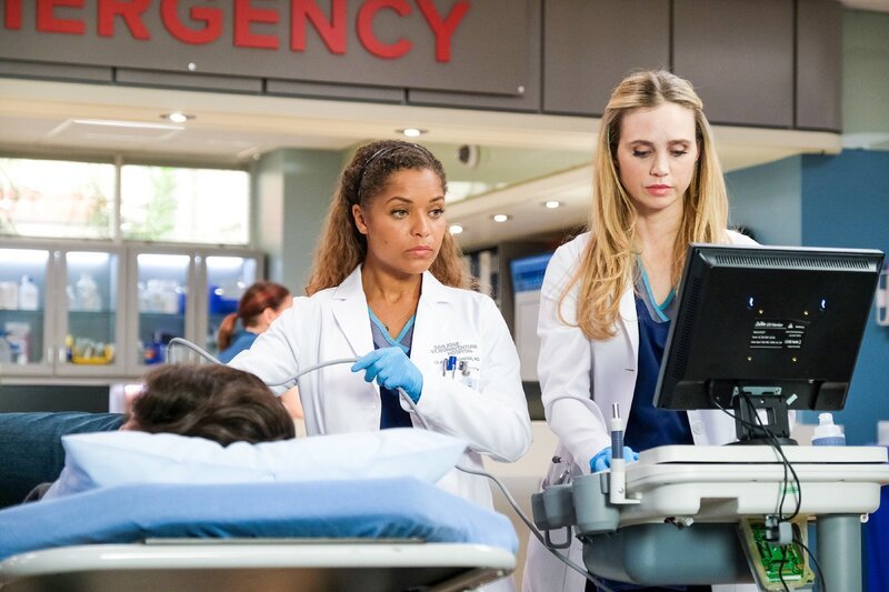 L-R: Dr. Claire Browne (Antonia Thomas) and Dr. Morgan Reznick (Fiona Gubelmann). – Bild: RTL