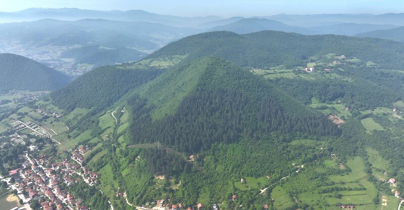 Die glatten Kanten des Hügels erinnern tatsächlich an eine Pyramide. Ob sich dahinter tatsächlich die „Pyramide der Sonne“ verbirgt, wie ihr Entdecker sie nennt, konnte bisher von unabhängigen Archäologen noch nicht hinreichend untersucht werden. – Bild: Klaus Hernitschek