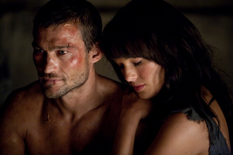 Nach wie vor träumt Spartacus (Andy Whitfield, l.) davon, seine Frau Sura (Erin Cummings, r.) wieder wohlbehalten in den Armen halten zu können. Um das Geld für ihre Freilassung zusammen zu bekommen, kämpft er in der Hölle … – Bild: Starz Entertainment, LLC