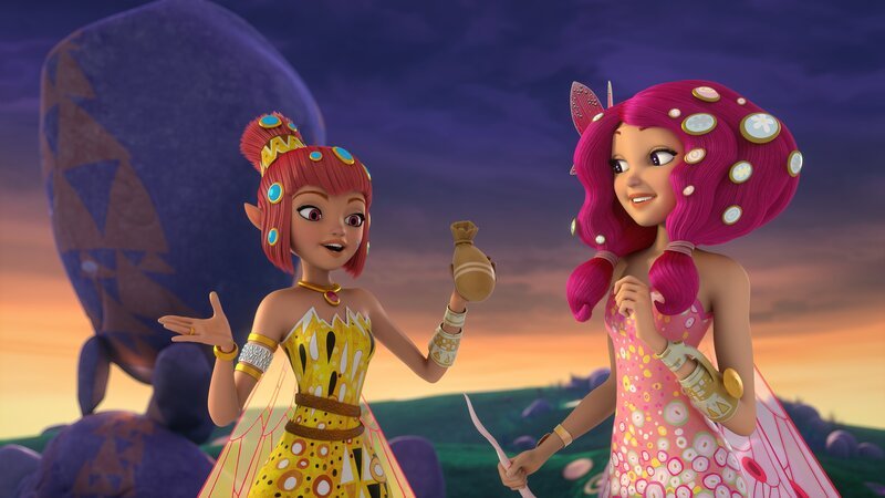 Yuko (l.) und Mia (r.) sind glücklich. Endlich ist die letzte Zutat für den „Trank der Einheit“ gefunden. – Bild: x /​ ZDF und x