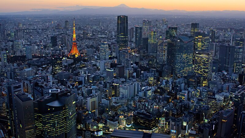 Tokio ist zusammen mit den benachbarten Städten der weltweit größte Ballungsraum geworden – die Heimat von rund 37 Millionen Menschen. – Bild: BBC Studios /​ ZDF
