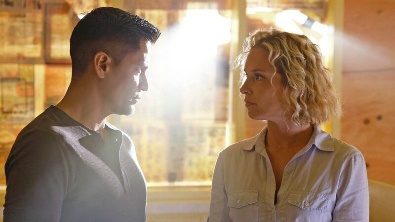 MAGNUM P.I. -- „The Big Squeeze“ Episode 520 -- Pictured: (l-r) Jay Hernandez as Thomas Magnum, Perdita Weeks as Juliet Higgins – Bild: Zack Dougan/​NBC
