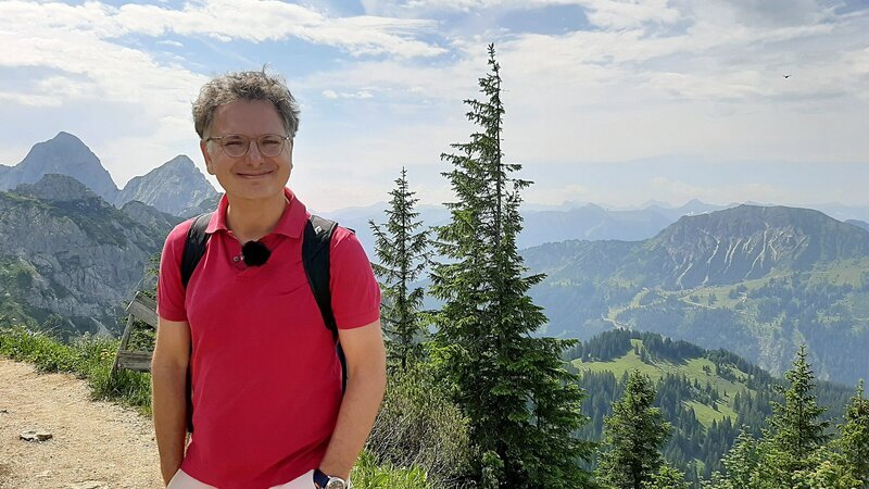 Michael Friemel testet die Hüttenpfanne auf der Krinnenalpe. – Bild: 3sat