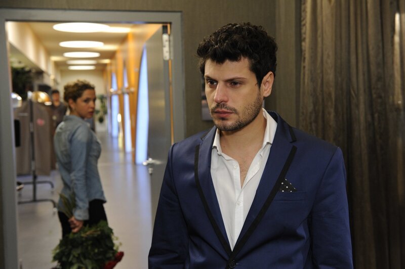 Als Luca (Manuel Cortez, r.) Nina unmissverständlich klarmacht, dass er sie nicht liebt, ist Nina (Maria Wedig, l.) tief getroffen … – Bild: SAT.1 /​ Oliver Pflug Eigenproduktionsbild frei