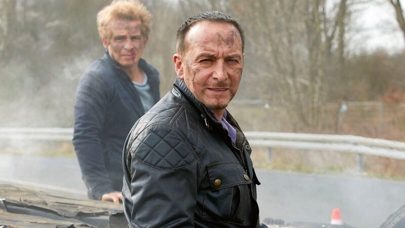 Paul (Daniel Roesner, l.) und Semir (Erdogan Atalay) klettern nahezu unversehrt aus dem geschrotteten Auto, doch die Flüchtige ist auf und davon. – Bild: RTL