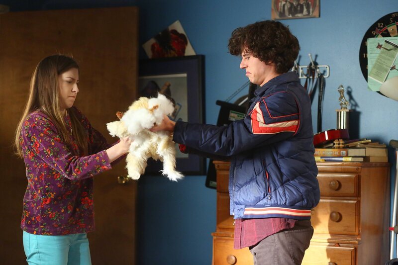 Sue Heck (Eden Sher, l.); Axl Heck (Charlie McDermott, r.) – Bild: Warner Brothers Lizenzbild frei