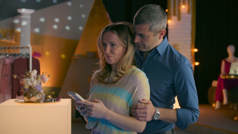 Isabelle (Ania Niedieck) wundert sich, dass Dragan (Florian Thunemann) sich nicht mehr wie sie um das Punto bemüht. – Bild: RTL /​ Gute Absicht, mieser Plan