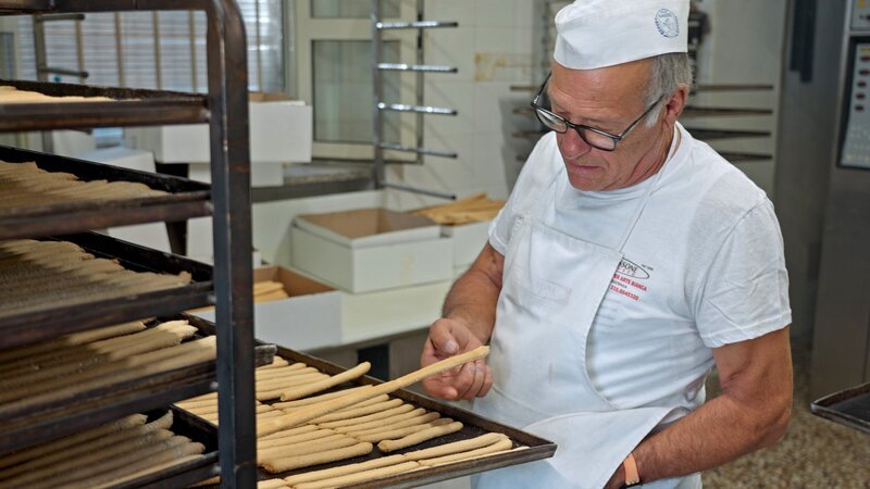 Guglielmo Cravero zieht seit 40 Jahren von Hand die typisch piemontesischen Grissini. – Bild: ORF/​Autentic/​Thomas Bresinsky /​ doc.station GmbH
