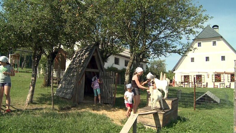 Die Sehnsucht nach der Sommerfrische, Von Oberösterreich in die Steiermark. Die dreiteilige Dokumentationsreihe begibt sich auf Spurensuche nach der "alten" und der "neuen" Sommerfrische und zeigt ihre Unterschiede, aber auch ihre vielen Gemeinsamkeiten auf. – Bild: ORF/Wokafilm Die Sehnsucht nach der Sommerfrische, Von Oberösterreich in die Steiermark. Die dreiteilige Dokumentationsreihe begibt sich auf Spurensuche nach der "alten" und der "neuen" Sommerfrische und zeigt ihre Unterschiede, aber auch ihre vielen Gemeinsamkeiten auf. – Bild: ORF/Wokafilm