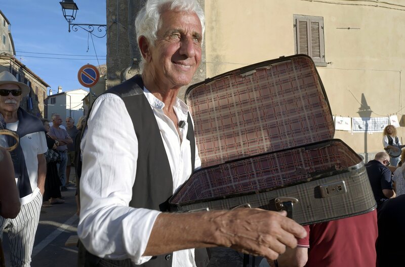 Wolfgang, ein 78-jähriger gelernter Schriftsetzer, Musiker und biodynamischer Berater, liebt sein einfaches Leben in der Toskana. Doch gesundheitliche Sorgen stellen ihn vor Herausforderungen. – Bild: RBB /​ Susan Gluth