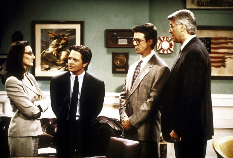 Mike (Michael J. Fox, 2.v.l.), Stuart (Alan Ruck) und Winston (Barry Bostwick, r.) treffen sich mit einer gehörlosen Reporterin namens Sarah Adleman (Marlee Matlin, l.). – Bild: TM+ DreamWorks LLC
