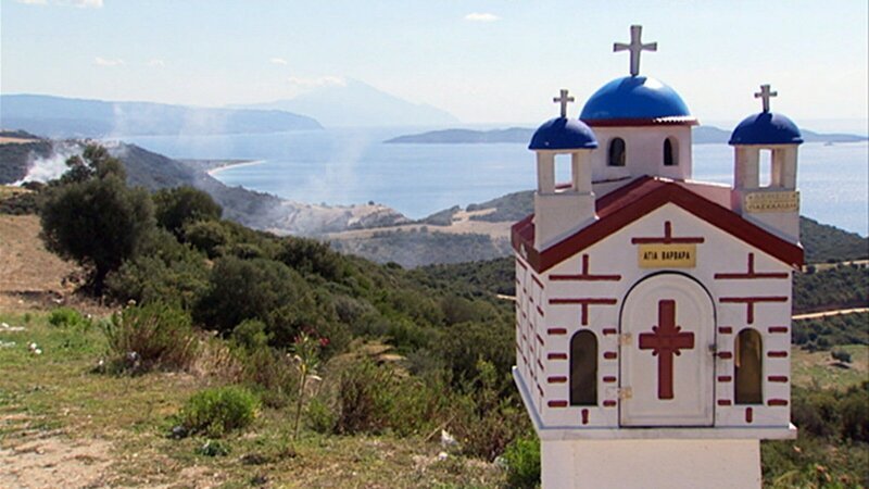 "Reisezeit - Traumhafte Ziele", "Griechenland." Auf "Poseidons Dreizack" wie die griechische Halbinsel Chalkidiki gerne genannt wird, führt diese Reise vor allem zu historischen Stätten. In der Region Makedonien im Landesinneren besuchen wir die Hügelgräber von Vergina; eine der Grabkammern konnte König Philipp II. von Makedonien, dem Vater Alexander des Großen, zugeordnet werden. Weiter geht es zu den Tropfsteinhöhlen von Petralona, in der über 1 Million Jahre alte menschliche Überreste gefunden wurden. Pflichtprogramm in der Region Chalkidiki ist auch Thessaloniki, die zweitgrößte Stadt Griechenlands. Zahlreiche kleine Handwerksbetriebe wie Glaser, Tischler und Schneider wetteifern hier um die Gunst der Kunden. – Bild: 3sat "Reisezeit - Traumhafte Ziele", "Griechenland." Auf "Poseidons Dreizack" wie die griechische Halbinsel Chalkidiki gerne genannt wird, führt diese Reise vor allem zu historischen Stätten. In der Region Makedonien im Landesinneren besuchen wir die Hügelgräber von Vergina; eine der Grabkammern konnte König Philipp II. von Makedonien, dem Vater Alexander des Großen, zugeordnet werden. Weiter geht es zu den Tropfsteinhöhlen von Petralona, in der über 1 Million Jahre alte menschliche Überreste gefunden wurden. Pflichtprogramm in der Region Chalkidiki ist auch Thessaloniki, die zweitgrößte Stadt Griechenlands. Zahlreiche kleine Handwerksbetriebe wie Glaser, Tischler und Schneider wetteifern hier um die Gunst der Kunden. – Bild: 3sat