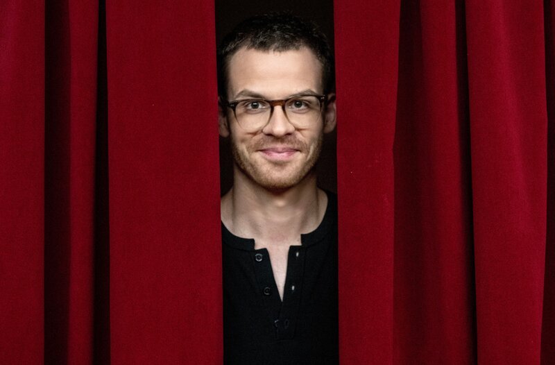 Pressebild der Aufzeichnung Martin Frank Kabarett Solo im Circus Krone. – Bild: Agentur Zweigold/​Constantin Entertainment/​Gila Sonderwald