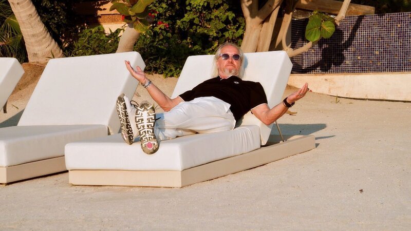 Endlich gibt’s auch was für Robert zu sehen: Nachdem Männermodel Charlie Carmen den Kopf verdreht hat, ist nun Robert dran. Er bekommt zwei Frauenmodels für die neue „Roberto Geissini“-Kollektion an die Seite gestellt. – Bild: RTLZWEI