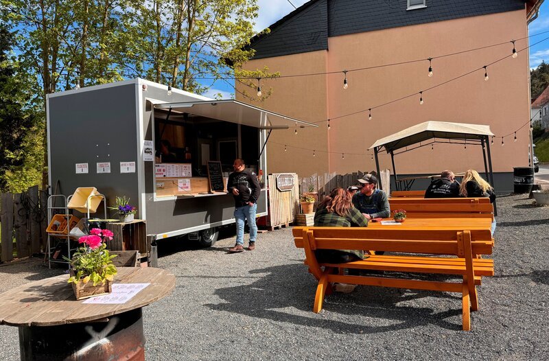 Der Hillbillys Fast Food Trailer. – Bild: HR