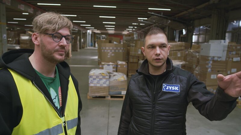 UCB_Jysk_Tobias Linge mit Mitarbeiter Krystian im Zentrallager in Zarrentin – Bild: @RTL