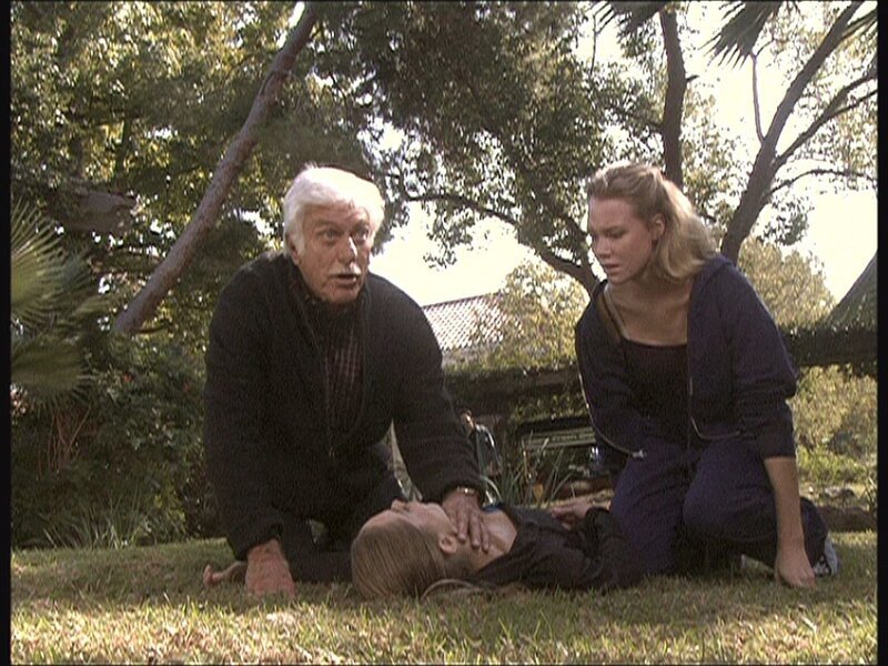 Mark (Dick Van Dyke, l.) wird zu Dreharbeiten gerufen, weil die bekannte Darstellerin Thalia (Jennifer Gareis, r.) zusammengebrochen ist. – Bild: Sat.1 Gold