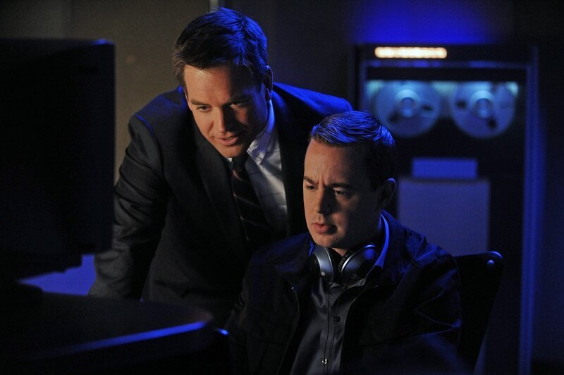 Während Gibbs mit seinem Vater unterwegs ist, geraten Tony (Michael Weatherly, l.) und McGee (Sean Murray, r.) in Streit, wer fortan die Ermittlungen im Falle eines ermordeten Marine-Sergeants leiten soll … – Bild: FRM6 /​ CBS BROADCASTING INC ALL RIGHTS RESERVED
