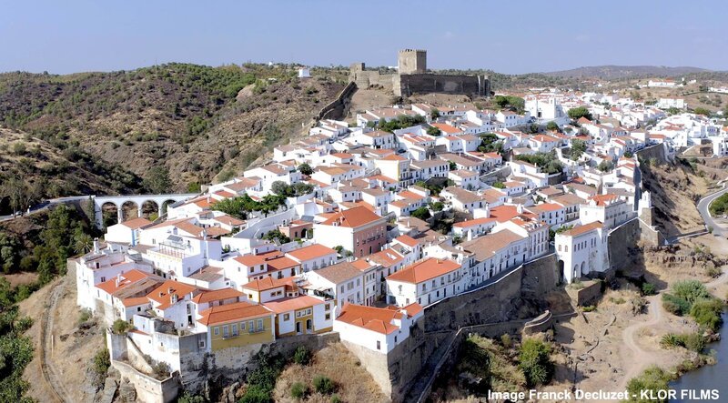 Ein Stück Mittelalter in Portugal: Das Städtchen Mértola bietet fantastische Aussichten auf die umliegende Landschaft. – Bild: ZDF und Franck Decluzet