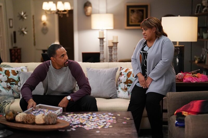Ehepaar im Gespräch: Jason George als Dr. Ben Warren, Chandra Wilson als Dr. Miranda Bailey – Bild: American Broadcasting Companies, Inc.