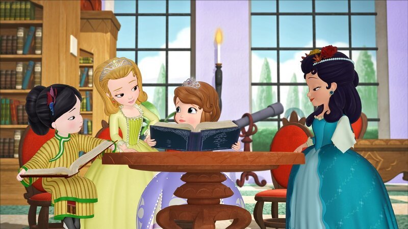 „Disneys Sofia die Erste“, „Der Prinzessinnen-Test.“ Für Sofia und ihre Freundinnen steht ein wichtiger Test an. Heute sollen sie ihren Lehrkräften beweisen, dass sie im Unterricht gut aufgepasst haben und genau wissen, wie sich eine wahre Prinzessin zu benehmen hat. Kurz vorm Prüfungstermin bittet die Schulbibliothekarin Mrs. Higgins die Kinder um einen Gefallen. Ihre Scheibtruhe ist kaputt gegangen und jemand soll ihr beim Bücher-Tragen helfen. Nur Sofia erklärt sich dazu bereit – doch könnte sie deshalb zur Prüfung zu spät kommen. – Bild: Disney /​ The Walt Disney Company Germany