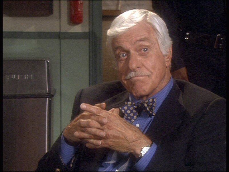 Als der Buchmacher Borachevsky ermordet wird, veredächtigt Mark (Dick Van Dyke) den spielsüchtigen Dr. Hodiak. – Bild: Sat.1 Gold