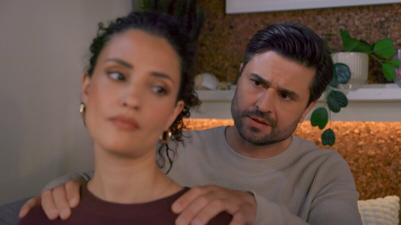 Naomi (Nadine Menz) kümmert sich um Patrizia nach deren Nervenzusammenbruch, was Paco (Milos Vukovic) misstrauisch beobachtet. – Bild: @RTL