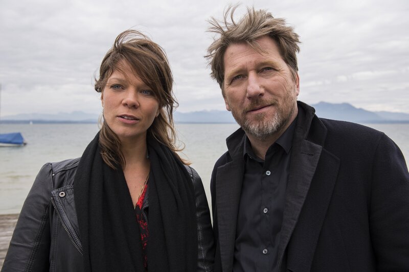 Alfons Hattinger (Michael Fitz, r.) und Sarah Beck (Jessica Schwarz, l.) verbringen ein paar Stunden in romantischer Zweisamkeit. Wird das den Kriminalkommissar von seiner Arbeit ablenken? – Bild: ZDF/​Marco Nagel