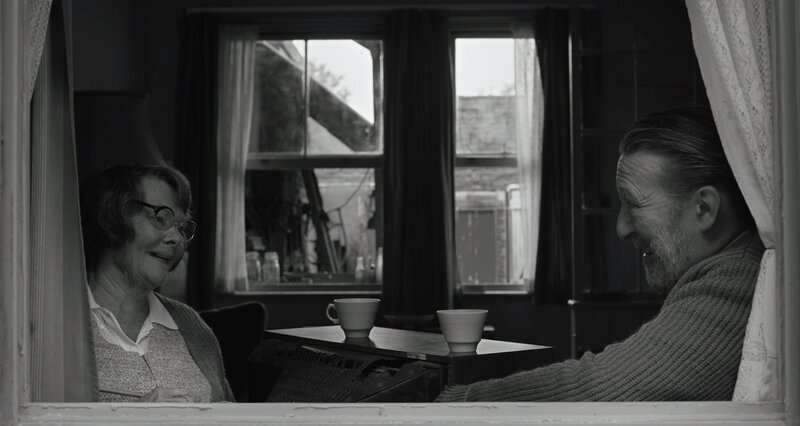 l-r: Granny (Judi Dench), Pop (Ciarán Hinds) – Bild: ORF/Universal l-r: Granny (Judi Dench), Pop (Ciarán Hinds) – Bild: ORF/Universal