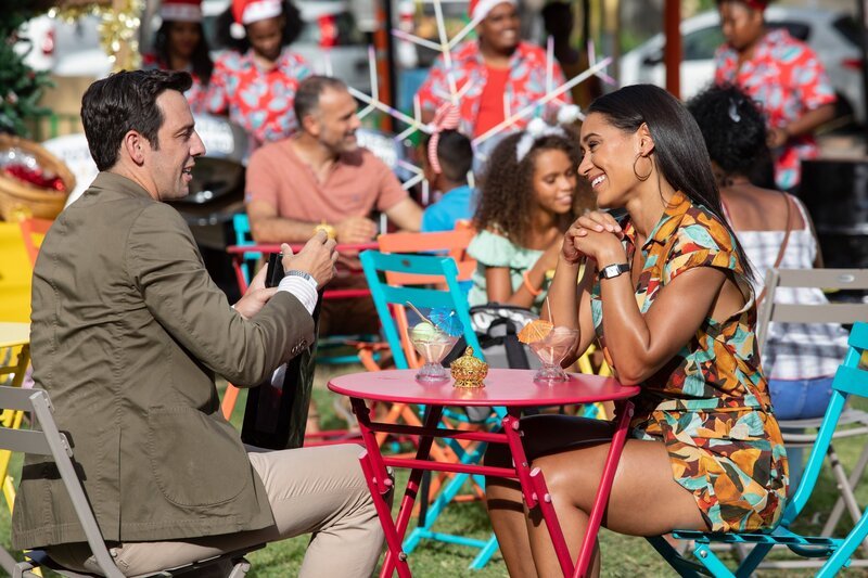 Neville (Ralf Little) und Florence (Joséphine Jobert) genießen die kommende Weihnachtszeit auf ihre eigene Art. Im Sonnenschein der Karibik hat Neville Florence jedoch ein Geständnis zu machen. – Bild: ORF/​BBC/​Red Planet Pictures/​Denis Guyenon