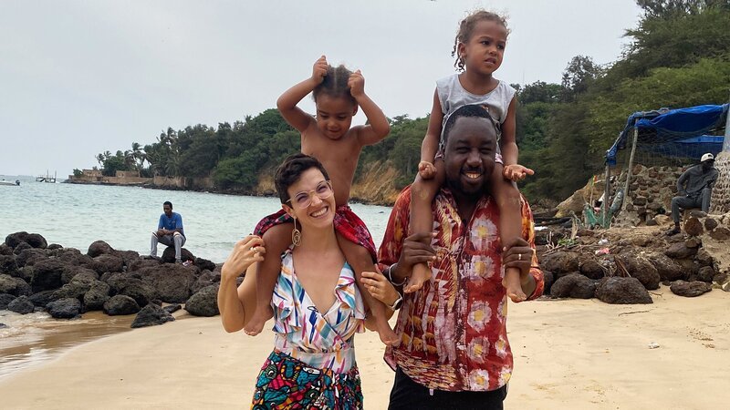 Die Thurgauerin Noemi und der Senegalese Serge mit den Kindern am Strand von Dakar – Bild: SRF
