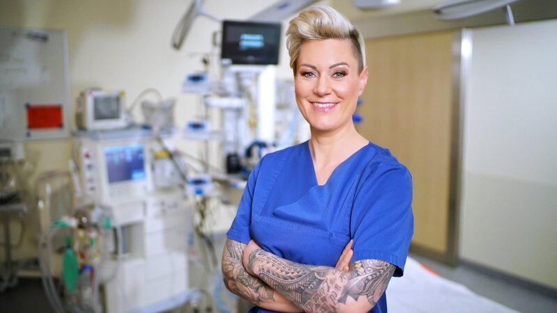 Dr. Carola Holzner alias Doc Caro    +++ Die Verwendung des sendungsbezogenen Materials ist nur mit dem Hinweis und Verlinkung auf RTL+ gestattet. +++ – Bild: RTL /​ Stefan Gregorowius
