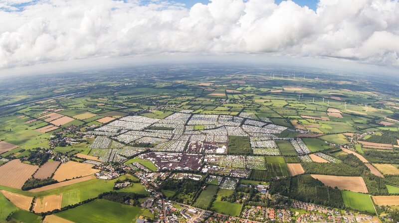 Festival der Superlative: Auf einer Fläche so groß wie 330 Fußballfelder entsteht einmal Mitten in schleswig-holsteinischen Provinz die Wacken City. – Bild: NDR/​MfG-Film/​ICS Festival GmbH
