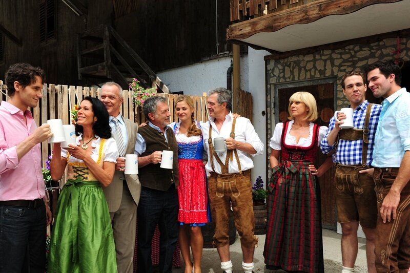 Theresa (Ines Lutz, M.) und Moritz (Daniel Fünffrock, l.) geben ein Abschiedsfest für ihre Freunde (v.l.): Doris (Simone Ritscher), Werner (Dirk Galuba), Julius (Michele Oliveri), André (Joachim Lätsch), Charlotte (Mona Seefried), Xaver (Jan van Weyde) und Konstantin (Moritz Tittel). – Bild: ARD/​Ann Paur