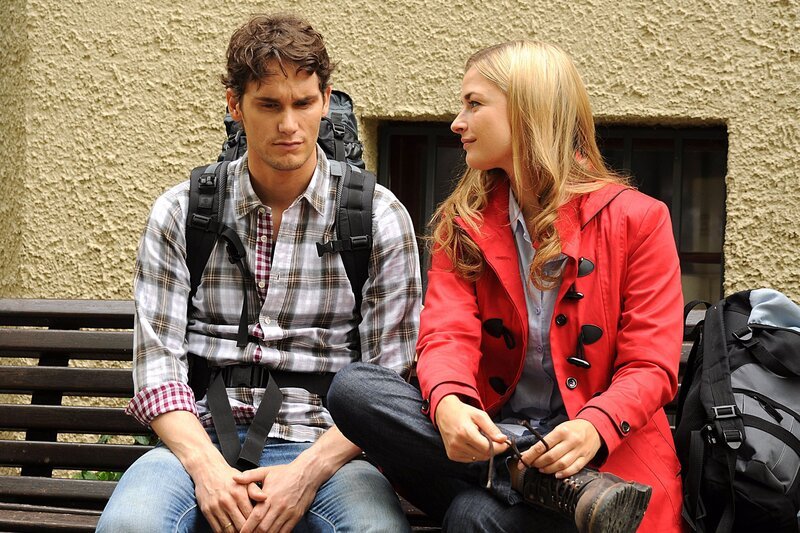 ARD STURM DER LIEBE FOLGE 1595, Theresa (Ines Lutz, r.) und Moritz (Daniel Fünffrock, l.) verschieben ihre Flitterwochen auf später. – Bild: ARD/​Jo Bischoff