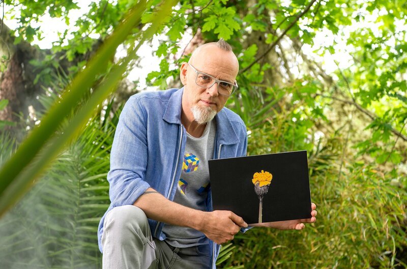 Wenn man eine Blume entdeckt, dann fragt man sich normalerweise, um welche Art es sich dabei handeln könnte. Was aber, wenn man etwas entdeckt, bei dem man sich fragt, ob das überhaupt eine Blume sein kann – oder vielleicht doch nur ein gut verkleideter Pilz? Thomas D kommt einer Pilzblume auf die Spur, bei „Wissen vor acht – Natur“. – Bild: ARD/​Melanie Grande