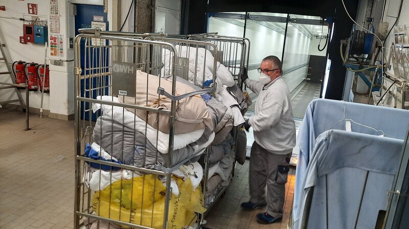 Fahrer Wolfgang Trebula bringt Wäsche aus ganz Norddeutschland in die Gemeinschaftswäscherei Hildesheim. Um saubere von schmutziger Wäsche zu trennen, gibt es in seinem LKW drei Kammern. – Bild: NDR/FILMBLICK Hannover/Florian Stege Fahrer Wolfgang Trebula bringt Wäsche aus ganz Norddeutschland in die Gemeinschaftswäscherei Hildesheim. Um saubere von schmutziger Wäsche zu trennen, gibt es in seinem LKW drei Kammern. – Bild: NDR/FILMBLICK Hannover/Florian Stege