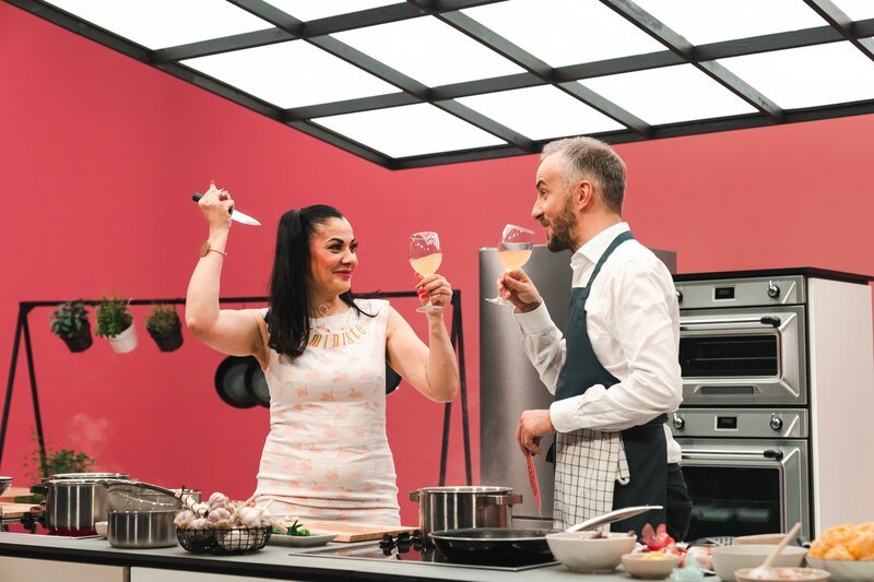 Jan Böhmermann (r.) mit Lady Bitch Ray (l.) in der Sendung „Böhmi brutzelt“. – Bild: ZDF und Felix Hackland