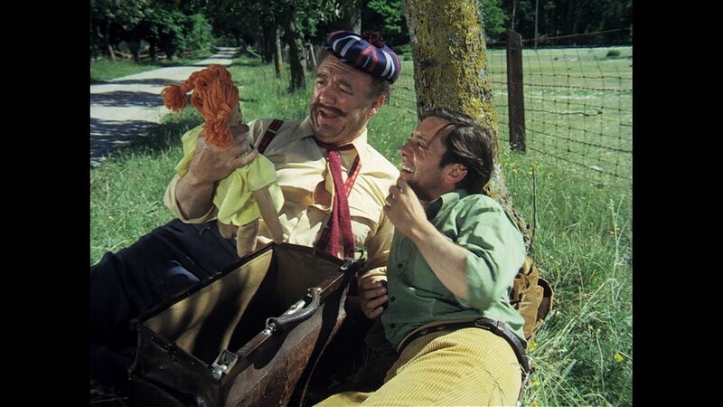 Donner-Karlsson (Hans Clarin, r.) und Bloom (Paul Esser, l.) liegen im Straßengraben und zählen Pippi Langstrumpfs Goldstücke. – Bild: ZDF/​Studio 100 Media