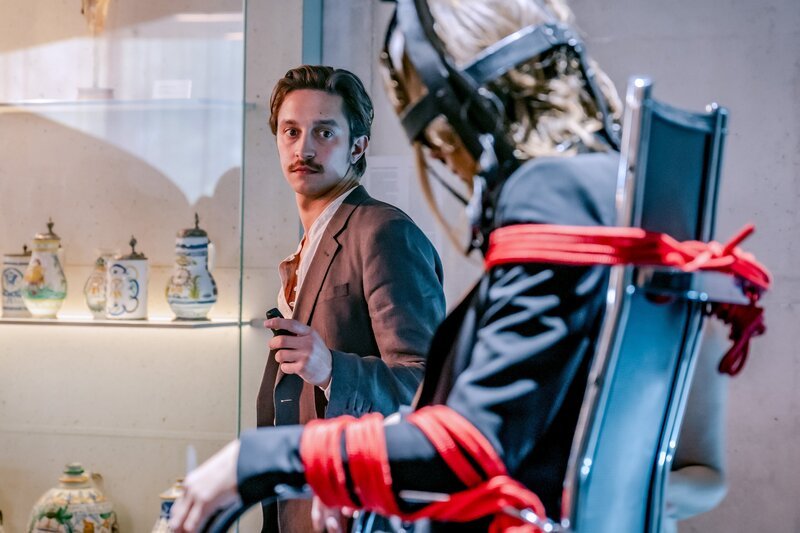 Der Kunststudent und Hausmeister des Museums Leon Kern ist besessen von Kunst. Könnte ihn der Gedanke einer einmaligen Inszenierung auf der Ausstellungseröffnung zur Tat getrieben haben? – Bild: Stefanie Leo /​ ZDF